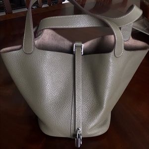Gorgeous, leather bucket bag. Perfect Fall bag.